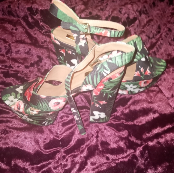 Qupid size 9 hawaiian print thick pumps - Picture 3 of 3